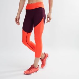 Women’s under armor cropped leggings NWOT medium